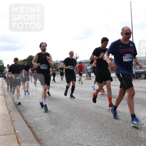 29.06.2025 - hella hamburg halbmarathon Lena Gebhardt http://msf.ph/oto/8318879 29.06.2025 10:22:37 Lombardsbrücke 1600, 3430, 2470, 10088, 9598, 13369, 1029, 1187, 1419, 1598, 2009, 2022, 2063, 2294, 2351, 2479, 2514, 2766, 2886, 3003, 3108, 3430, 3457, 3511, 3600, 3601, 3910, 3946, 4113, 4114, 4131, 4366, 4556, 4559, 4829, 4969, 4970, 5079, 5223, 5343, 5629, 5798, 5838, 6030, 6048, 6049, 6303, 6307, 6347, 6820, 6826, 6899, 6977, 7097, 7188, 7190, 7276, 7529, 7794, 7925, 8355, 8511, 8855, 8884, 8931, 8954, 9256, 10826, 12190, 13921, 14525, 14801 meine-sportfotos.de