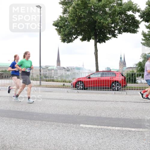 29.06.2025 - hella hamburg halbmarathon Lena Gebhardt http://msf.ph/oto/8318927 29.06.2025 10:57:08 Lombardsbrücke 12828, 10450, 1207, 2041, 2370, 2871, 2932, 3195, 3348, 3387, 3388, 3418, 3470, 3485, 3516, 3517, 3723, 3851, 4086, 4094, 4106, 4118, 4180, 4241, 4485, 4568, 4569, 4611, 4998, 5057, 5316, 5589, 5639, 5738, 5911, 5944, 6053, 6284, 6348, 6349, 6832, 6981, 7381, 7416, 7417, 7592, 7728, 7787, 7964, 8039, 8150, 8197, 8224, 8287, 8540, 8546, 8552, 8679, 8851, 8853, 9110, 9172, 9210, 9298, 9299 meine-sportfotos.de