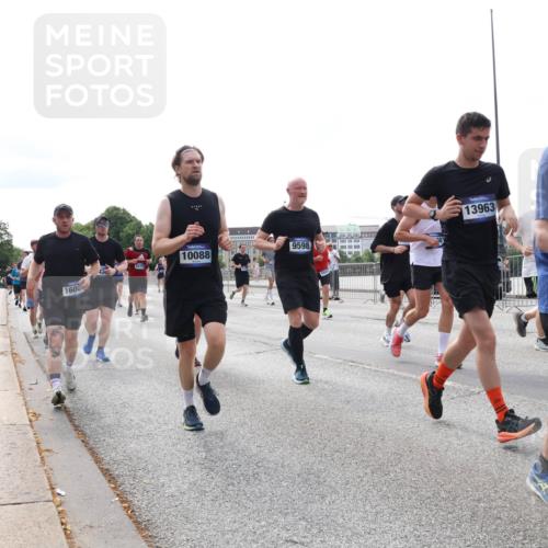 29.06.2025 - hella hamburg halbmarathon Lena Gebhardt http://msf.ph/oto/8318992 29.06.2025 10:22:38 Lombardsbrücke 10088, 9598, 1600, 13963, 13369, 1029, 1187, 1419, 1598, 2022, 2063, 2294, 2351, 2479, 2766, 2886, 3003, 3108, 3430, 3457, 3511, 3600, 3601, 3910, 3946, 4113, 4114, 4131, 4366, 4556, 4559, 4829, 4969, 4970, 5079, 5223, 5343, 5629, 5798, 5838, 6030, 6048, 6049, 6303, 6307, 6347, 6820, 6826, 6899, 6977, 7097, 7188, 7190, 7276, 7529, 7794, 7925, 8355, 8511, 8855, 8884, 8931, 8954, 9256, 10826, 12190, 13921, 14525, 14801 meine-sportfotos.de