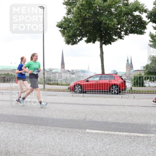 29.06.2025 - hella hamburg halbmarathon Lena Gebhardt http://msf.ph/oto/8319027 29.06.2025 10:57:09 Lombardsbrücke 10016, 12828, 10450, 1207, 2041, 2370, 2871, 2932, 3195, 3348, 3387, 3388, 3418, 3470, 3485, 3516, 3517, 3723, 3851, 4086, 4094, 4106, 4118, 4180, 4241, 4485, 4568, 4569, 4611, 4998, 5057, 5316, 5589, 5639, 5738, 5944, 6053, 6284, 6348, 6349, 6832, 6981, 7381, 7416, 7417, 7592, 7728, 7787, 7964, 8039, 8150, 8197, 8224, 8287, 8540, 8546, 8552, 8679, 8851, 8853, 9110, 9172, 9210, 9298, 9299 meine-sportfotos.de