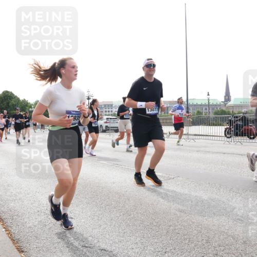 29.06.2025 - hella hamburg halbmarathon Lena Gebhardt http://msf.ph/oto/8319049 29.06.2025 10:37:32 Lombardsbrücke 1, 935, 13077, 8843, 16303, 1022, 1276, 1337, 1475, 1597, 1819, 2016, 2031, 2072, 2104, 2199, 2272, 2480, 2486, 2640, 2853, 3127, 3230, 3633, 3714, 4097, 4347, 4733, 5146, 5171, 5186, 5522, 5560, 5790, 5875, 5940, 6172, 6243, 6584, 6804, 6821, 6955, 7085, 7124, 7235, 7321, 7350, 7544, 7707, 7777, 7823, 8257, 8258, 8811, 8843, 9054, 9055, 9247, 9288, 9524, 9895, 10159, 10506, 12123, 12254, 12472, 12824, 16680, 17798 meine-sportfotos.de