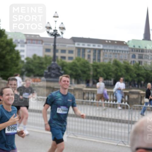29.06.2025 - hella hamburg halbmarathon Jannik Wohlers http://msf.ph/oto/8319093 29.06.2025 10:39:09 Lombardsbrücke 2578, 2976, 3353, 4603, 4609, 4855, 5045, 5701, 6321, 6342, 6343, 6427, 6428, 6719, 6726, 6748, 7053, 7125, 7199, 7501, 7684, 8203, 8995, 9569, 9698, 9747, 9777, 10512, 10626, 10627, 10666, 10833, 10849, 10888, 11381, 11382, 11461, 11729, 12150, 12217, 12680, 13178, 13461, 13495, 13519, 14111, 14114, 14299, 14674, 15265, 15433, 15494, 15536, 16178, 17379, 17407, 17666, 17695, 18944 meine-sportfotos.de