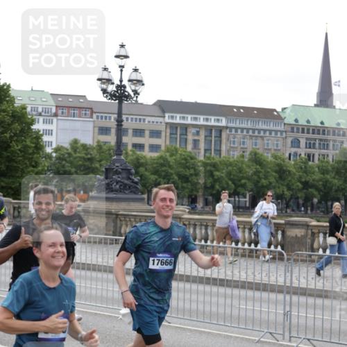 29.06.2025 - hella hamburg halbmarathon Jannik Wohlers http://msf.ph/oto/8319137 29.06.2025 10:39:09 Lombardsbrücke 2578, 2976, 3353, 4603, 4609, 4855, 5045, 5701, 6321, 6342, 6343, 6427, 6428, 6719, 6726, 6748, 7053, 7125, 7199, 7501, 7684, 8203, 8995, 9569, 9698, 9747, 9777, 10512, 10626, 10627, 10666, 10833, 10849, 10888, 11381, 11382, 11461, 11729, 12150, 12217, 12680, 13178, 13461, 13495, 13519, 14111, 14114, 14299, 14674, 15265, 15433, 15494, 15536, 16178, 17379, 17407, 17666, 17695, 18944 meine-sportfotos.de