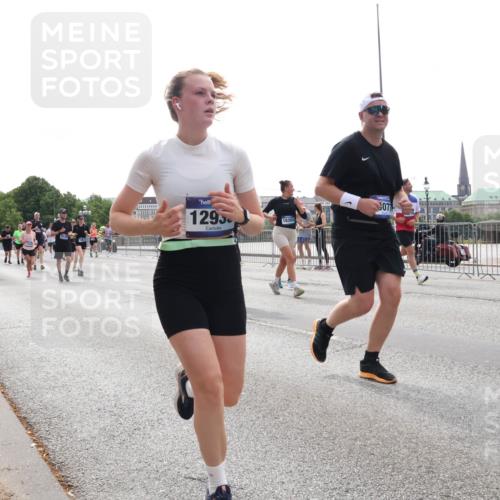 29.06.2025 - hella hamburg halbmarathon Lena Gebhardt http://msf.ph/oto/8319162 29.06.2025 10:37:32 Lombardsbrücke 1295, 16303, 1022, 1276, 1337, 1475, 1597, 1819, 2016, 2031, 2072, 2104, 2199, 2272, 2480, 2486, 2640, 2853, 3127, 3230, 3633, 3714, 4097, 4347, 4733, 5146, 5171, 5186, 5522, 5560, 5790, 5875, 5940, 6172, 6243, 6584, 6804, 6821, 6955, 7085, 7124, 7235, 7321, 7350, 7544, 7707, 7777, 7823, 8257, 8258, 8811, 8843, 9054, 9055, 9247, 9288, 9524, 9895, 10159, 10506, 12123, 12254, 12472, 12824, 16680, 17798 meine-sportfotos.de