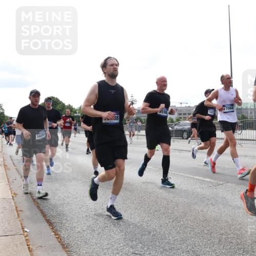 29.06.2025 - hella hamburg halbmarathon Lena Gebhardt http://msf.ph/oto/8319167 29.06.2025 10:22:38 Lombardsbrücke 16001, 2479, 598, 38, 13472, 17068, 1396, 106, 1029, 1187, 1419, 1598, 2022, 2063, 2294, 2351, 2479, 2766, 2886, 3003, 3108, 3430, 3457, 3511, 3600, 3601, 3910, 3946, 4113, 4114, 4131, 4366, 4556, 4559, 4829, 4969, 4970, 5079, 5223, 5343, 5629, 5798, 5838, 6030, 6048, 6049, 6303, 6307, 6347, 6820, 6826, 6899, 6977, 7097, 7188, 7190, 7276, 7529, 7794, 7925, 8355, 8511, 8855, 8884, 8931, 8954, 9256, 10826, 12190, 13921, 14525, 14801 meine-sportfotos.de