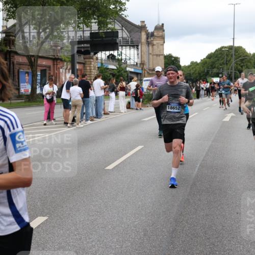 29.06.2025 - hella hamburg halbmarathon Yannick Fuchs http://msf.ph/oto/8319233 29.06.2025 10:50:55 20KM 1387, 1485, 2034, 2282, 2417, 2676, 3413, 3435, 3836, 4167, 4940, 5033, 5728, 6272, 6399, 6416, 6835, 7716, 8393, 8542, 8652, 8825, 9488, 9577, 9727, 9820, 9907, 9934, 10133, 10212, 11043, 11083, 11212, 11590, 11612, 11832, 12014, 12440, 12523, 13245, 13666, 13750, 13863, 14139, 14369, 14678, 15097, 15145, 15695, 15712, 15726, 16113, 16257, 16261, 16470, 16830, 16909, 17160, 17617, 17779, 17828, 17848, 18208, 18388, 18652, 19184 meine-sportfotos.de