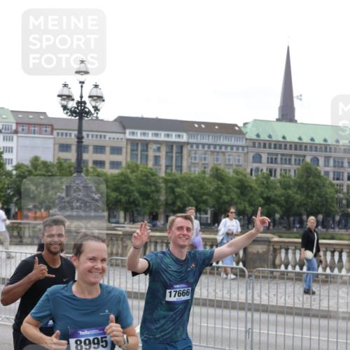 29.06.2025 - hella hamburg halbmarathon Jannik Wohlers http://msf.ph/oto/8319236 29.06.2025 10:39:10 Lombardsbrücke 2578, 2976, 3353, 4298, 4603, 4609, 4855, 5045, 5701, 6321, 6342, 6343, 6427, 6428, 6719, 6726, 6748, 7053, 7125, 7199, 7501, 7684, 8203, 8995, 9569, 9698, 9747, 9777, 10512, 10626, 10627, 10666, 10833, 10849, 10888, 11461, 12150, 12217, 12680, 13178, 13495, 13519, 14111, 14114, 14299, 14674, 15265, 15433, 15494, 15536, 16178, 17379, 17407, 17666, 17695, 18944 meine-sportfotos.de