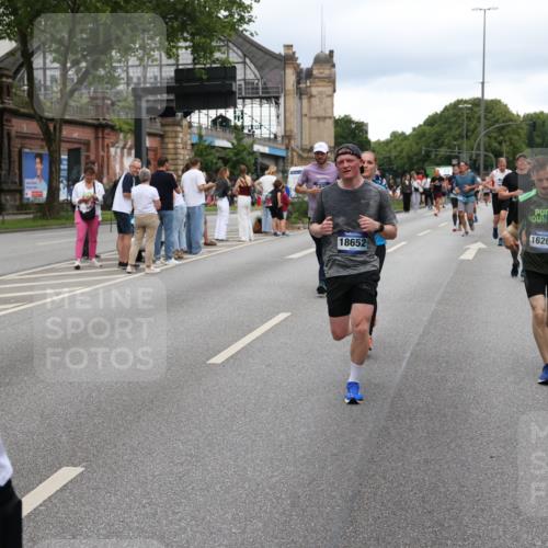 29.06.2025 - hella hamburg halbmarathon Yannick Fuchs http://msf.ph/oto/8319250 29.06.2025 10:50:55 20KM 1387, 1485, 2034, 2282, 2417, 2676, 3413, 3435, 3836, 4167, 4940, 5033, 5728, 6272, 6399, 6416, 6835, 7716, 8393, 8542, 8652, 8825, 9488, 9577, 9727, 9820, 9907, 9934, 10133, 10212, 11043, 11083, 11212, 11590, 11612, 11832, 12014, 12440, 12523, 13245, 13666, 13750, 13863, 14139, 14369, 14678, 15097, 15145, 15695, 15712, 15726, 16113, 16257, 16261, 16470, 16830, 16909, 17160, 17617, 17779, 17828, 17848, 18208, 18388, 18652, 19184 meine-sportfotos.de
