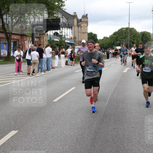29.06.2025 - hella hamburg halbmarathon Yannick Fuchs http://msf.ph/oto/8319269 29.06.2025 10:50:55 20KM 1387, 1485, 2034, 2282, 2417, 2676, 3413, 3435, 3836, 4167, 4940, 5033, 5728, 6272, 6399, 6416, 6835, 7716, 8393, 8542, 8652, 8825, 9488, 9577, 9727, 9820, 9907, 9934, 10133, 10212, 11043, 11083, 11212, 11590, 11612, 11832, 12014, 12440, 12523, 13245, 13666, 13750, 13863, 14139, 14369, 14678, 15097, 15145, 15695, 15712, 15726, 16113, 16257, 16261, 16470, 16830, 16909, 17160, 17617, 17779, 17828, 17848, 18208, 18388, 18652, 19184 meine-sportfotos.de