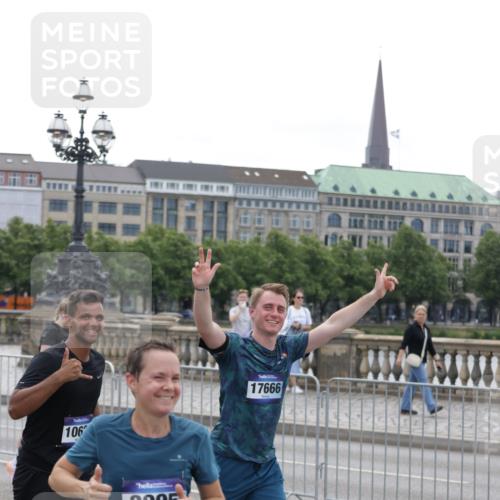 29.06.2025 - hella hamburg halbmarathon Jannik Wohlers http://msf.ph/oto/8319280 29.06.2025 10:39:10 Lombardsbrücke 2578, 2976, 3353, 4298, 4603, 4609, 4855, 5045, 5701, 6321, 6342, 6343, 6427, 6428, 6719, 6726, 6748, 7053, 7125, 7199, 7501, 7684, 8203, 8995, 9569, 9698, 9747, 9777, 10512, 10626, 10627, 10666, 10833, 10849, 10888, 11461, 12150, 12217, 12680, 13178, 13495, 13519, 14111, 14114, 14299, 14674, 15265, 15433, 15494, 15536, 16178, 17379, 17407, 17666, 17695, 18944 meine-sportfotos.de