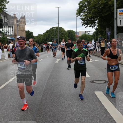 29.06.2025 - hella hamburg halbmarathon Yannick Fuchs http://msf.ph/oto/8319293 29.06.2025 10:50:55 20KM 1387, 1485, 2034, 2282, 2417, 2676, 3413, 3435, 3836, 4167, 4940, 5033, 5728, 6272, 6399, 6416, 6835, 7716, 8393, 8542, 8652, 8825, 9488, 9577, 9727, 9820, 9907, 9934, 10133, 10212, 11043, 11083, 11212, 11590, 11612, 11832, 12014, 12440, 12523, 13245, 13666, 13750, 13863, 14139, 14369, 14678, 15097, 15145, 15695, 15712, 15726, 16113, 16257, 16261, 16470, 16830, 16909, 17160, 17617, 17779, 17828, 17848, 18208, 18388, 18652, 19184 meine-sportfotos.de