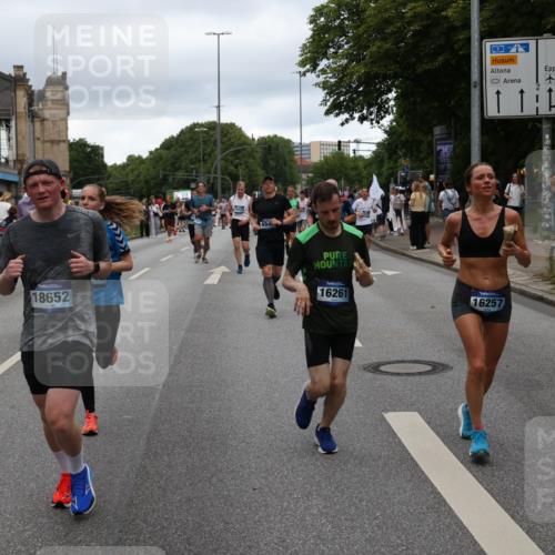 29.06.2025 - hella hamburg halbmarathon Yannick Fuchs http://msf.ph/oto/8319345 29.06.2025 10:50:55 20KM 1387, 1485, 2034, 2282, 2417, 2676, 3413, 3435, 3836, 4167, 4940, 5033, 5728, 6272, 6399, 6416, 6835, 7716, 8393, 8542, 8652, 8825, 9488, 9577, 9727, 9820, 9907, 9934, 10133, 10212, 11043, 11083, 11212, 11590, 11612, 11832, 12014, 12440, 12523, 13245, 13666, 13750, 13863, 14139, 14369, 14678, 15097, 15145, 15695, 15712, 15726, 16113, 16257, 16261, 16470, 16830, 16909, 17160, 17617, 17779, 17828, 17848, 18208, 18388, 18652, 19184 meine-sportfotos.de