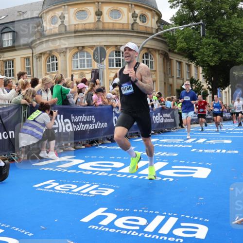 29.06.2025 - hella hamburg halbmarathon Strokosch-Dieckow http://msf.ph/oto/8319419 29.06.2025 10:58:31 Ziel 2619, 2978, 3251, 4467, 4767, 5341, 5347, 6595, 7082, 7476, 7659, 8322, 9316, 11808, 12712, 12809, 12862, 12879, 13694, 14355, 16531, 17415, 18501, 18556, 18891, 19166 meine-sportfotos.de