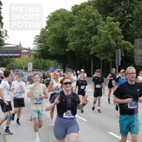 29.06.2025 - hella hamburg halbmarathon Jannik Wohlers http://msf.ph/oto/8319441 29.06.2025 10:39:16 Lombardsbrücke 2578, 2976, 3046, 4298, 4609, 4752, 5045, 5701, 6321, 6427, 6428, 6719, 6726, 6739, 7053, 7125, 7199, 7429, 8995, 9569, 9698, 9747, 9777, 10441, 10626, 10627, 10666, 10714, 10833, 11461, 11664, 11982, 12150, 12631, 12680, 13178, 13495, 14111, 14674, 14882, 15265, 15494, 16178, 17379, 17407, 17634, 17666, 17695, 18944, 19121 meine-sportfotos.de