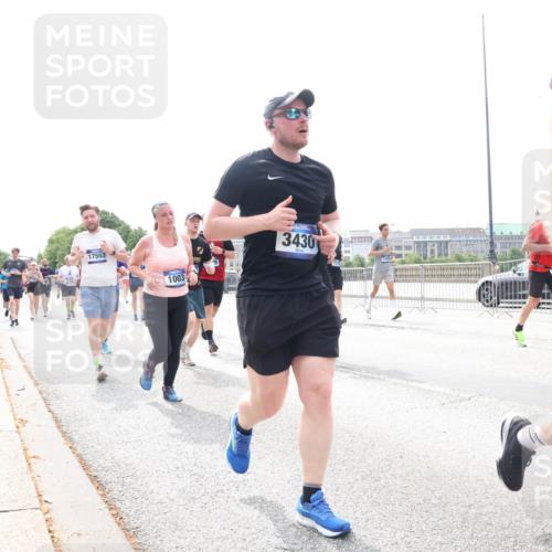 29.06.2025 - hella hamburg halbmarathon Lena Gebhardt http://msf.ph/oto/8319448 29.06.2025 10:22:40 Lombardsbrücke 17553, 1003, 3430, 689, 3511, 1029, 1187, 1419, 1598, 1853, 2022, 2294, 2351, 2479, 2766, 2886, 3003, 3108, 3430, 3457, 3511, 3600, 3601, 3910, 3946, 4113, 4114, 4131, 4556, 4559, 4829, 4969, 4970, 5079, 5223, 5343, 5629, 5798, 5838, 6030, 6048, 6049, 6303, 6307, 6347, 6820, 6826, 6899, 6977, 7097, 7188, 7190, 7266, 7276, 7529, 7794, 7925, 8355, 8511, 8855, 8884, 8931, 9256, 10205, 10826, 12190, 13921, 14525, 14801 meine-sportfotos.de