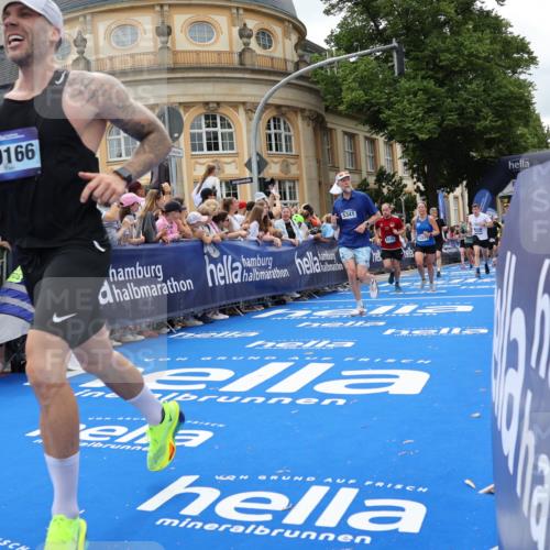 29.06.2025 - hella hamburg halbmarathon Strokosch-Dieckow http://msf.ph/oto/8319479 29.06.2025 10:58:31 Ziel 2619, 2978, 3251, 4467, 4767, 5341, 5347, 6595, 7082, 7476, 7659, 8322, 9316, 11808, 12712, 12809, 12862, 12879, 13694, 14355, 16531, 17415, 18501, 18556, 18891, 19166 meine-sportfotos.de