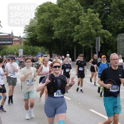 29.06.2025 - hella hamburg halbmarathon Jannik Wohlers http://msf.ph/oto/8319482 29.06.2025 10:39:16 Lombardsbrücke 2578, 2976, 3046, 4298, 4609, 4752, 5045, 5701, 6321, 6427, 6428, 6719, 6726, 6739, 7053, 7125, 7199, 7429, 8995, 9569, 9698, 9747, 9777, 10441, 10626, 10627, 10666, 10714, 10833, 11461, 11664, 11982, 12150, 12631, 12680, 13178, 13495, 14111, 14674, 14882, 15265, 15494, 16178, 17379, 17407, 17634, 17666, 17695, 18944, 19121 meine-sportfotos.de