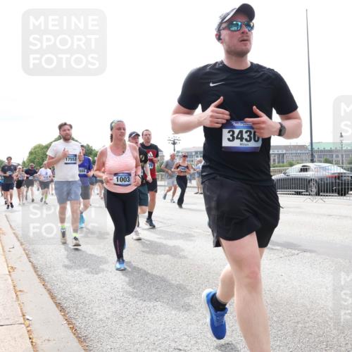 29.06.2025 - hella hamburg halbmarathon Lena Gebhardt http://msf.ph/oto/8319489 29.06.2025 10:22:40 Lombardsbrücke 17553, 886, 1003, 3436, 1029, 1187, 1419, 1598, 1853, 2022, 2294, 2351, 2479, 2766, 2886, 3003, 3108, 3430, 3457, 3511, 3600, 3601, 3910, 3946, 4113, 4114, 4131, 4556, 4559, 4829, 4969, 4970, 5079, 5223, 5343, 5629, 5798, 5838, 6030, 6048, 6049, 6303, 6307, 6347, 6820, 6826, 6899, 6977, 7097, 7188, 7190, 7266, 7276, 7529, 7794, 7925, 8355, 8511, 8855, 8884, 8931, 9256, 10205, 10826, 12190, 13921, 14525, 14801 meine-sportfotos.de