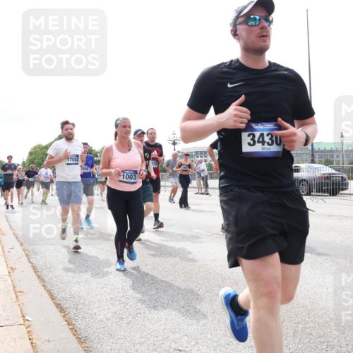 29.06.2025 - hella hamburg halbmarathon Lena Gebhardt http://msf.ph/oto/8319511 29.06.2025 10:22:40 Lombardsbrücke 17553, 2886, 1003, 3430, 1029, 1187, 1419, 1598, 1853, 2022, 2294, 2351, 2479, 2766, 2886, 3003, 3108, 3430, 3457, 3511, 3600, 3601, 3910, 3946, 4113, 4114, 4131, 4556, 4559, 4829, 4969, 4970, 5079, 5223, 5343, 5629, 5798, 5838, 6030, 6048, 6049, 6303, 6307, 6347, 6820, 6826, 6899, 6977, 7097, 7188, 7190, 7266, 7276, 7529, 7794, 7925, 8355, 8511, 8855, 8884, 8931, 9256, 10205, 10826, 12190, 13921, 14525, 14801 meine-sportfotos.de
