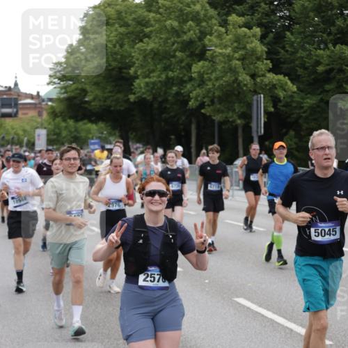 29.06.2025 - hella hamburg halbmarathon Jannik Wohlers http://msf.ph/oto/8319553 29.06.2025 10:39:17 Lombardsbrücke 2313, 2578, 2976, 3046, 4298, 4609, 4752, 5045, 5701, 6321, 6427, 6428, 6719, 6726, 6739, 7053, 7125, 7199, 7429, 8995, 9080, 9569, 9698, 9747, 9777, 10441, 10626, 10627, 10666, 10714, 10833, 11461, 11664, 11982, 12150, 12631, 12680, 13178, 13495, 14111, 14674, 14882, 15265, 15494, 16178, 17379, 17407, 17634, 17666, 17695, 18944, 19121 meine-sportfotos.de