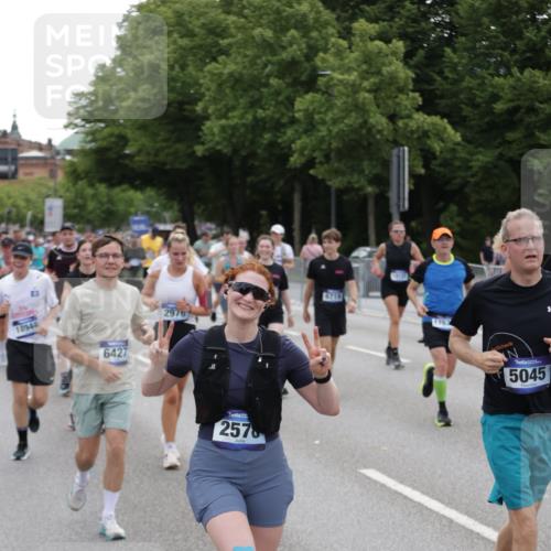 29.06.2025 - hella hamburg halbmarathon Jannik Wohlers http://msf.ph/oto/8319582 29.06.2025 10:39:17 Lombardsbrücke 2313, 2578, 2976, 3046, 4298, 4609, 4752, 5045, 5701, 6321, 6427, 6428, 6719, 6726, 6739, 7053, 7125, 7199, 7429, 8995, 9080, 9569, 9698, 9747, 9777, 10441, 10626, 10627, 10666, 10714, 10833, 11461, 11664, 11982, 12150, 12631, 12680, 13178, 13495, 14111, 14674, 14882, 15265, 15494, 16178, 17379, 17407, 17634, 17666, 17695, 18944, 19121 meine-sportfotos.de