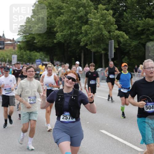 29.06.2025 - hella hamburg halbmarathon Jannik Wohlers http://msf.ph/oto/8319596 29.06.2025 10:39:17 Lombardsbrücke 2313, 2578, 2976, 3046, 4298, 4609, 4752, 5045, 5701, 6321, 6427, 6428, 6719, 6726, 6739, 7053, 7125, 7199, 7429, 8995, 9080, 9569, 9698, 9747, 9777, 10441, 10626, 10627, 10666, 10714, 10833, 11461, 11664, 11982, 12150, 12631, 12680, 13178, 13495, 14111, 14674, 14882, 15265, 15494, 16178, 17379, 17407, 17634, 17666, 17695, 18944, 19121 meine-sportfotos.de