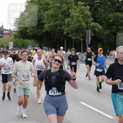 29.06.2025 - hella hamburg halbmarathon Jannik Wohlers http://msf.ph/oto/8319607 29.06.2025 10:39:17 Lombardsbrücke 2313, 2578, 2976, 3046, 4298, 4609, 4752, 5045, 5701, 6321, 6427, 6428, 6719, 6726, 6739, 7053, 7125, 7199, 7429, 8995, 9080, 9569, 9698, 9747, 9777, 10441, 10626, 10627, 10666, 10714, 10833, 11461, 11664, 11982, 12150, 12631, 12680, 13178, 13495, 14111, 14674, 14882, 15265, 15494, 16178, 17379, 17407, 17634, 17666, 17695, 18944, 19121 meine-sportfotos.de