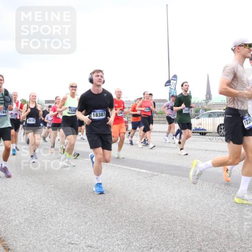 29.06.2025 - hella hamburg halbmarathon Lena Gebhardt http://msf.ph/oto/8319610 29.06.2025 10:57:12 Lombardsbrücke 13194, 4241, 6832, 2871, 8039, 15209, 5444, 12829, 18387, 1226, 10142, 1207, 2041, 2370, 2871, 2932, 3195, 3348, 3387, 3388, 3418, 3470, 3485, 3516, 3517, 3723, 3851, 4086, 4094, 4106, 4118, 4180, 4241, 4485, 4568, 4569, 4611, 4998, 5057, 5316, 5589, 5639, 5738, 5944, 6053, 6284, 6348, 6349, 6832, 6981, 7381, 7416, 7417, 7592, 7728, 7787, 7964, 8035, 8039, 8150, 8197, 8224, 8287, 8386, 8540, 8546, 8552, 8679, 8851, 8853, 9110, 9298, 9299 meine-sportfotos.de
