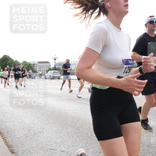 29.06.2025 - hella hamburg halbmarathon Lena Gebhardt http://msf.ph/oto/8319620 29.06.2025 10:37:32 Lombardsbrücke 129, 1022, 1276, 1337, 1475, 1597, 1819, 2016, 2031, 2072, 2104, 2199, 2272, 2480, 2486, 2640, 2853, 3127, 3230, 3633, 3714, 4097, 4347, 4733, 5146, 5171, 5186, 5522, 5560, 5790, 5875, 5940, 6172, 6243, 6584, 6804, 6821, 6955, 7085, 7124, 7235, 7321, 7350, 7544, 7707, 7777, 7823, 8257, 8258, 8811, 8843, 9054, 9055, 9247, 9288, 9524, 9895, 10159, 10506, 12123, 12254, 12472, 12824, 16680, 17798 meine-sportfotos.de