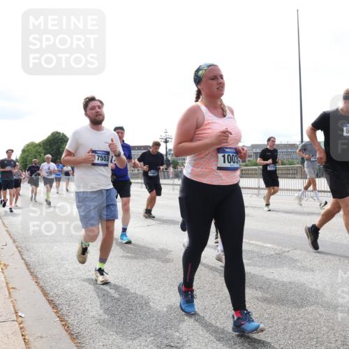 29.06.2025 - hella hamburg halbmarathon Lena Gebhardt http://msf.ph/oto/8319631 29.06.2025 10:22:41 Lombardsbrücke 7553, 16667, 1003, 7276, 8931, 1029, 1187, 1419, 1598, 1853, 2022, 2294, 2351, 2479, 2766, 2886, 3003, 3034, 3108, 3430, 3457, 3511, 3600, 3601, 3910, 3946, 4113, 4114, 4131, 4556, 4559, 4829, 4969, 4970, 5079, 5223, 5343, 5629, 5798, 5838, 6030, 6048, 6049, 6303, 6307, 6347, 6820, 6826, 6899, 7097, 7188, 7190, 7266, 7276, 7529, 7794, 7925, 8355, 8511, 8855, 8884, 8931, 9256, 10205, 10826, 12190, 13921, 14525, 14801 meine-sportfotos.de