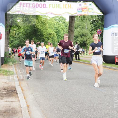 29.06.2025 - hella hamburg halbmarathon MichiJ http://msf.ph/oto/8319668 29.06.2025 10:37:09 Zwischen KM18-KM19 2020, 2234, 2504, 2788, 3414, 4247, 7297, 7657, 8819, 9770, 11819, 12421, 12670, 17745 meine-sportfotos.de
