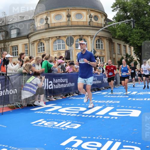 29.06.2025 - hella hamburg halbmarathon Strokosch-Dieckow http://msf.ph/oto/8319677 29.06.2025 10:58:33 Ziel 2619, 2978, 3251, 4467, 4767, 5341, 6592, 6595, 7082, 7659, 8322, 9316, 12712, 12809, 12862, 12879, 13694, 15197, 18501, 18556, 18587, 19166 meine-sportfotos.de