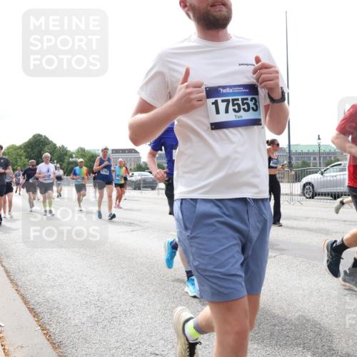 29.06.2025 - hella hamburg halbmarathon Lena Gebhardt http://msf.ph/oto/8319716 29.06.2025 10:22:42 Lombardsbrücke 5798, 718, 17553, 4964, 2479, 1784, 1029, 1187, 1419, 1598, 1853, 2022, 2294, 2351, 2479, 2766, 2886, 3003, 3029, 3034, 3108, 3430, 3457, 3511, 3600, 3601, 3910, 3946, 4113, 4114, 4131, 4556, 4559, 4829, 4969, 4970, 5079, 5223, 5343, 5629, 5798, 5838, 6030, 6048, 6049, 6303, 6307, 6347, 6820, 6826, 6899, 7097, 7188, 7190, 7266, 7276, 7529, 7794, 7925, 8355, 8511, 8855, 8931, 9256, 10205, 10826, 12190, 13921, 14525, 14801 meine-sportfotos.de