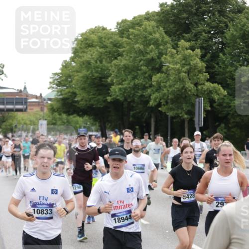 29.06.2025 - hella hamburg halbmarathon Jannik Wohlers http://msf.ph/oto/8319748 29.06.2025 10:39:19 Lombardsbrücke 2313, 2578, 2976, 3046, 4298, 4609, 4752, 5045, 5701, 6427, 6428, 6719, 6726, 6739, 7053, 7125, 7199, 7429, 8107, 8612, 8995, 9080, 9569, 9747, 9777, 10441, 10627, 10648, 10666, 10714, 10833, 10901, 10939, 11461, 11664, 11982, 12150, 12631, 12680, 13495, 13644, 14111, 14674, 14882, 15265, 15494, 16532, 17379, 17407, 17634, 17666, 17695, 18157, 18944, 19121 meine-sportfotos.de