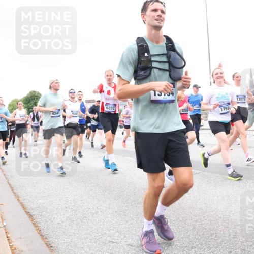 29.06.2025 - hella hamburg halbmarathon Lena Gebhardt http://msf.ph/oto/8319760 29.06.2025 10:57:13 Lombardsbrücke 4241, 1529, 6981, 2871, 16446, 6832, 15154, 9299, 13986, 1793, 13878, 1207, 2041, 2370, 2871, 2932, 3195, 3348, 3387, 3388, 3418, 3470, 3485, 3516, 3517, 3723, 3750, 3851, 4086, 4094, 4106, 4118, 4180, 4241, 4485, 4568, 4569, 4611, 4998, 5057, 5117, 5316, 5589, 5639, 5738, 5944, 6053, 6284, 6827, 6832, 6981, 7381, 7416, 7417, 7592, 7728, 7787, 7964, 8035, 8039, 8150, 8197, 8224, 8287, 8386, 8540, 8546, 8552, 8679, 8851, 8853, 8873, 9110, 9298, 9299 meine-sportfotos.de
