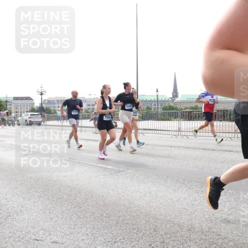 29.06.2025 - hella hamburg halbmarathon Lena Gebhardt http://msf.ph/oto/8319777 29.06.2025 10:37:33 Lombardsbrücke 7777, 9520, 7544, 16303, 6821, 1047, 1022, 1276, 1337, 1475, 1597, 1819, 2016, 2031, 2072, 2104, 2199, 2272, 2480, 2486, 2640, 2853, 3127, 3230, 3246, 3633, 3714, 4097, 4347, 4733, 5139, 5146, 5171, 5186, 5522, 5560, 5790, 5875, 5940, 6172, 6243, 6584, 6821, 6955, 7085, 7124, 7235, 7321, 7350, 7544, 7707, 7777, 7823, 8257, 8258, 8811, 8843, 9054, 9055, 9247, 9288, 9524, 9895, 10159, 10506, 11087, 12123, 12254, 12472, 12824, 16680, 17798 meine-sportfotos.de