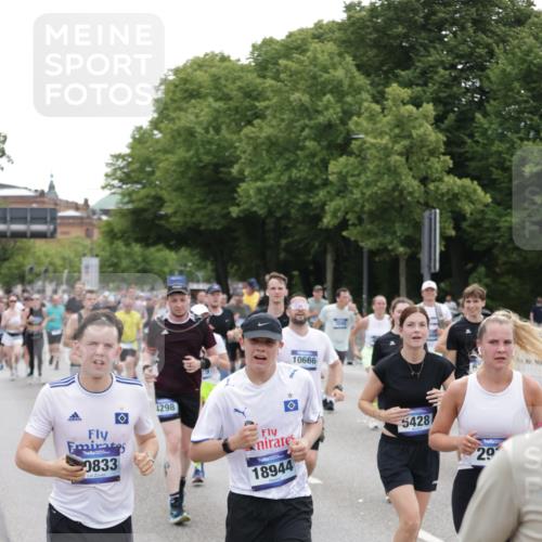 29.06.2025 - hella hamburg halbmarathon Jannik Wohlers http://msf.ph/oto/8319784 29.06.2025 10:39:19 Lombardsbrücke 2313, 2578, 2976, 3046, 4298, 4609, 4752, 5045, 5701, 6427, 6428, 6719, 6726, 6739, 7053, 7125, 7199, 7429, 8107, 8612, 8995, 9080, 9569, 9747, 9777, 10441, 10627, 10648, 10666, 10714, 10833, 10901, 10939, 11461, 11664, 11982, 12150, 12631, 12680, 13495, 13644, 14111, 14674, 14882, 15265, 15494, 16532, 17379, 17407, 17634, 17666, 17695, 18157, 18944, 19121 meine-sportfotos.de