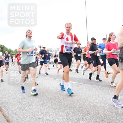 29.06.2025 - hella hamburg halbmarathon Lena Gebhardt http://msf.ph/oto/8319810 29.06.2025 10:57:14 Lombardsbrücke 2871, 6981, 144, 4241, 16446, 6832, 15640, 796, 9299, 8039, 1207, 2041, 2370, 2871, 2932, 3195, 3348, 3387, 3388, 3418, 3470, 3485, 3723, 3750, 3851, 4086, 4094, 4106, 4118, 4180, 4241, 4485, 4568, 4569, 4611, 4998, 5057, 5117, 5316, 5589, 5639, 5738, 5944, 6053, 6284, 6827, 6832, 6981, 7381, 7416, 7417, 7592, 7728, 7787, 7964, 8035, 8039, 8197, 8224, 8287, 8386, 8540, 8546, 8552, 8679, 8851, 8853, 8873, 9110, 9298, 9299 meine-sportfotos.de