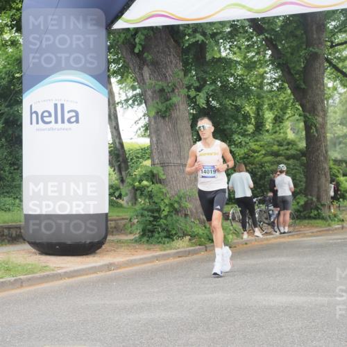 29.06.2025 - hella hamburg halbmarathon KatJ http://msf.ph/oto/8319841 29.06.2025 10:16:23 Zwischen KM18-KM19  meine-sportfotos.de
