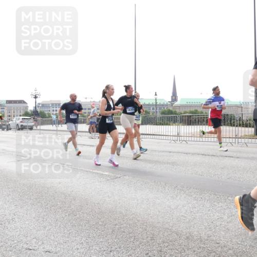 29.06.2025 - hella hamburg halbmarathon Lena Gebhardt http://msf.ph/oto/8319921 29.06.2025 10:37:33 Lombardsbrücke 7777, 754, 16303, 6821, 1047, 1022, 1276, 1337, 1475, 1597, 1819, 2016, 2031, 2072, 2104, 2199, 2272, 2480, 2486, 2640, 2853, 3127, 3230, 3246, 3633, 3714, 4097, 4347, 4733, 5139, 5146, 5171, 5186, 5522, 5560, 5790, 5875, 5940, 6172, 6243, 6584, 6821, 6955, 7085, 7124, 7235, 7321, 7350, 7544, 7707, 7777, 7823, 8257, 8258, 8811, 8843, 9054, 9055, 9247, 9288, 9524, 9895, 10159, 10506, 11087, 12123, 12254, 12472, 12824, 16680, 17798 meine-sportfotos.de
