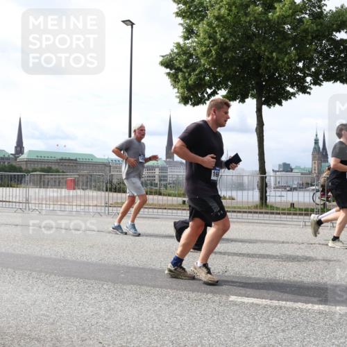 29.06.2025 - hella hamburg halbmarathon Lena Gebhardt http://msf.ph/oto/8319951 29.06.2025 10:22:44 Lombardsbrücke 72, 1029, 1187, 1598, 1853, 2022, 2294, 2351, 2479, 2766, 2886, 3003, 3029, 3034, 3108, 3430, 3457, 3511, 3600, 3601, 3910, 3946, 4113, 4114, 4131, 4556, 4559, 4829, 4969, 4970, 5079, 5223, 5343, 5629, 5798, 5838, 6030, 6048, 6049, 6303, 6307, 6347, 6784, 6785, 6820, 6826, 6899, 7097, 7188, 7190, 7266, 7276, 7529, 7794, 7925, 8355, 8511, 8855, 8931, 9133, 9256, 9913, 10205, 10826, 12190, 13921, 14525, 14801 meine-sportfotos.de