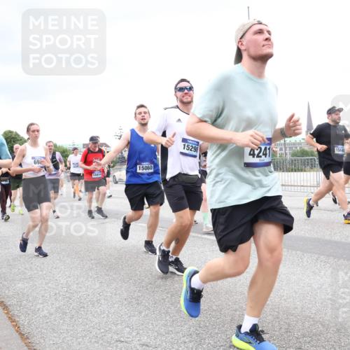 29.06.2025 - hella hamburg halbmarathon Lena Gebhardt http://msf.ph/oto/8319964 29.06.2025 10:57:15 Lombardsbrücke 2871, 69, 14414, 15060, 15298, 4241, 15640, 932, 1207, 2041, 2370, 2871, 2932, 3195, 3348, 3387, 3388, 3418, 3470, 3485, 3723, 3750, 3851, 4086, 4106, 4180, 4197, 4241, 4485, 4568, 4569, 4611, 4998, 5057, 5117, 5316, 5589, 5639, 5738, 5944, 6053, 6284, 6827, 6832, 6981, 7381, 7416, 7417, 7592, 7728, 7787, 7964, 8035, 8039, 8197, 8224, 8287, 8386, 8540, 8546, 8552, 8679, 8851, 8853, 8873, 9110, 9298, 9299 meine-sportfotos.de