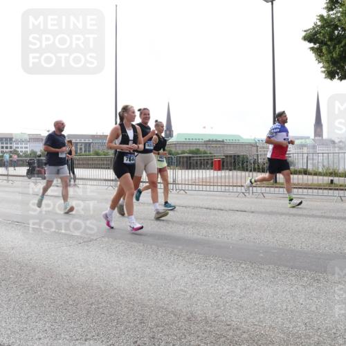 29.06.2025 - hella hamburg halbmarathon Lena Gebhardt http://msf.ph/oto/8320034 29.06.2025 10:37:33 Lombardsbrücke 7544, 16308, 682, 1022, 1276, 1337, 1475, 1597, 1819, 2016, 2031, 2072, 2104, 2199, 2272, 2480, 2486, 2640, 2853, 3127, 3230, 3246, 3633, 3714, 4097, 4347, 4733, 5139, 5146, 5171, 5186, 5522, 5560, 5790, 5875, 5940, 6172, 6243, 6584, 6821, 6955, 7085, 7124, 7235, 7321, 7350, 7544, 7707, 7777, 7823, 8257, 8258, 8811, 8843, 9054, 9055, 9247, 9288, 9524, 9895, 10159, 10506, 11087, 12123, 12254, 12472, 12824, 16680, 17798 meine-sportfotos.de