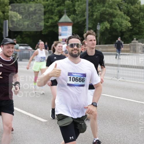29.06.2025 - hella hamburg halbmarathon Jannik Wohlers http://msf.ph/oto/8320044 29.06.2025 10:39:22 Lombardsbrücke 2313, 2578, 2976, 3046, 3882, 3883, 3884, 4298, 4752, 5045, 5701, 6427, 6428, 6719, 6726, 6739, 7045, 7053, 7125, 7199, 7429, 8107, 8612, 8622, 9080, 9747, 10441, 10648, 10666, 10714, 10833, 10901, 10939, 11664, 11874, 11982, 12631, 12883, 13644, 14674, 14882, 15265, 15494, 16532, 16784, 17379, 17407, 17634, 17695, 18157, 18944, 19121, 19163 meine-sportfotos.de