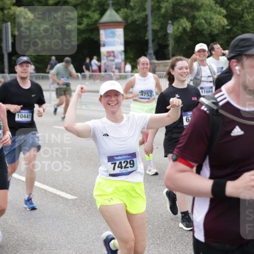 29.06.2025 - hella hamburg halbmarathon Jannik Wohlers http://msf.ph/oto/8320133 29.06.2025 10:39:23 Lombardsbrücke 1586, 1899, 2313, 2578, 2976, 3046, 3882, 3883, 3884, 4298, 4752, 5045, 5654, 5701, 6427, 6428, 6698, 6739, 7045, 7053, 7125, 7199, 7429, 8107, 8612, 8622, 8865, 8866, 9080, 9747, 10441, 10648, 10666, 10714, 10833, 10901, 10939, 11664, 11874, 11982, 12631, 12883, 13644, 14327, 14674, 14882, 15265, 16532, 16784, 17379, 17407, 17634, 17695, 18157, 18944, 19121, 19163 meine-sportfotos.de