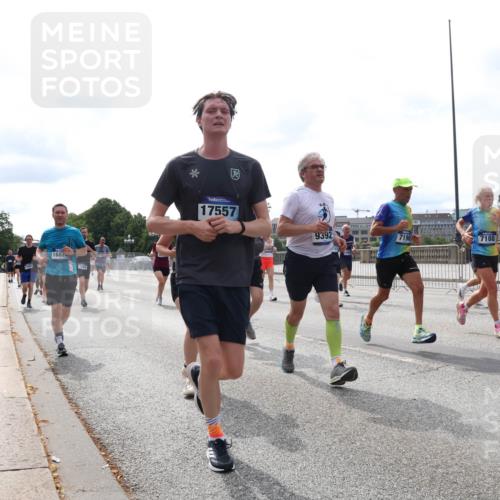 29.06.2025 - hella hamburg halbmarathon Lena Gebhardt http://msf.ph/oto/8320159 29.06.2025 10:22:45 Lombardsbrücke 1687, 17557, 9392, 7190, 7188, 1029, 1187, 1598, 1853, 2022, 2294, 2351, 2479, 2766, 2886, 3003, 3029, 3034, 3108, 3430, 3457, 3511, 3600, 3601, 3910, 3946, 4113, 4114, 4131, 4556, 4559, 4829, 4969, 4970, 5079, 5223, 5343, 5629, 5798, 5838, 6030, 6048, 6049, 6303, 6307, 6347, 6784, 6785, 6820, 6826, 6899, 7097, 7188, 7190, 7266, 7276, 7529, 7794, 7891, 7925, 8355, 8511, 8855, 8931, 9133, 9256, 9913, 10205, 10826, 12190, 13560, 13921, 14525, 14801 meine-sportfotos.de