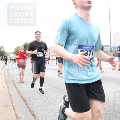 29.06.2025 - hella hamburg halbmarathon Lena Gebhardt http://msf.ph/oto/8320186 29.06.2025 10:57:16 Lombardsbrücke 2887, 9570, 2371, 19102, 1207, 1643, 2041, 2370, 2871, 2932, 3195, 3348, 3387, 3388, 3418, 3470, 3485, 3723, 3750, 3851, 4086, 4106, 4180, 4197, 4241, 4485, 4568, 4569, 4611, 4998, 5057, 5117, 5316, 5589, 5639, 5738, 6053, 6284, 6827, 6832, 6981, 7381, 7416, 7417, 7592, 7728, 7787, 7964, 8035, 8039, 8197, 8224, 8287, 8386, 8540, 8546, 8552, 8679, 8851, 8853, 8873, 9110, 9298, 9299 meine-sportfotos.de