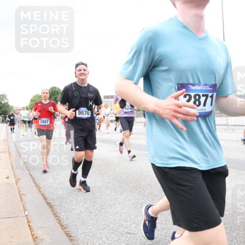 29.06.2025 - hella hamburg halbmarathon Lena Gebhardt http://msf.ph/oto/8320210 29.06.2025 10:57:16 Lombardsbrücke 9570, 2887, 14146, 2871, 1910, 1207, 1643, 2041, 2370, 2871, 2932, 3195, 3348, 3387, 3388, 3418, 3470, 3485, 3723, 3750, 3851, 4086, 4106, 4180, 4197, 4241, 4485, 4568, 4569, 4611, 4998, 5057, 5117, 5316, 5589, 5639, 5738, 6053, 6284, 6827, 6832, 6981, 7381, 7416, 7417, 7592, 7728, 7787, 7964, 8035, 8039, 8197, 8224, 8287, 8386, 8540, 8546, 8552, 8679, 8851, 8853, 8873, 9110, 9298, 9299 meine-sportfotos.de