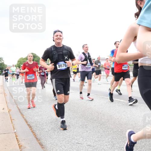 29.06.2025 - hella hamburg halbmarathon Lena Gebhardt http://msf.ph/oto/8320230 29.06.2025 10:57:16 Lombardsbrücke 2887, 1207, 9570, 14146, 13490, 14414, 1207, 1643, 2041, 2370, 2871, 2932, 3195, 3348, 3387, 3388, 3418, 3470, 3485, 3723, 3750, 3851, 4086, 4106, 4180, 4197, 4241, 4485, 4568, 4569, 4611, 4998, 5057, 5117, 5316, 5589, 5639, 5738, 6053, 6284, 6827, 6832, 6981, 7381, 7416, 7417, 7592, 7728, 7787, 7964, 8035, 8039, 8197, 8224, 8287, 8386, 8540, 8546, 8552, 8679, 8851, 8853, 8873, 9110, 9298, 9299 meine-sportfotos.de