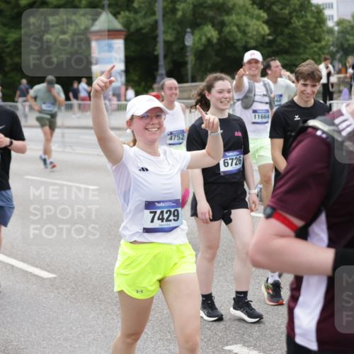 29.06.2025 - hella hamburg halbmarathon Jannik Wohlers http://msf.ph/oto/8320235 29.06.2025 10:39:23 Lombardsbrücke 1586, 1899, 2313, 2578, 2976, 3046, 3882, 3883, 3884, 4298, 4752, 5045, 5654, 5701, 6427, 6428, 6698, 6739, 7045, 7053, 7125, 7199, 7429, 8107, 8612, 8622, 8865, 8866, 9080, 9747, 10441, 10648, 10666, 10714, 10833, 10901, 10939, 11664, 11874, 11982, 12631, 12883, 13644, 14327, 14674, 14882, 15265, 16532, 16784, 17379, 17407, 17634, 17695, 18157, 18944, 19121, 19163 meine-sportfotos.de